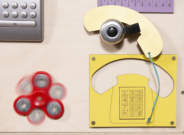 SKRZYNIA PUFA MANIPULACYJNA na zabawki TABLICA MONTESSORI na kółkach