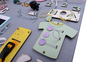 DUŻA DREWNIANA TABLICA MANIPULACYJNA SENSORYCZNA MONTESSORI KOLOROWA
