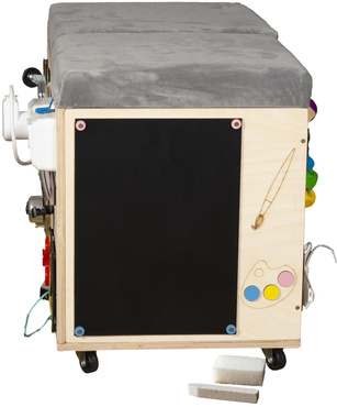 SKRZYNIA PUFA MANIPULACYJNA na zabawki TABLICA MONTESSORI na kółkach