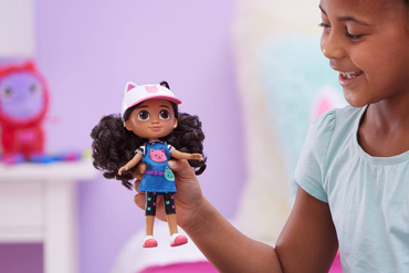 KOCI DOMEK GABI LALKA PODRÓŻNICZKA KOCIE USZY CZAPKA GABBY'S DOLLHOUSE