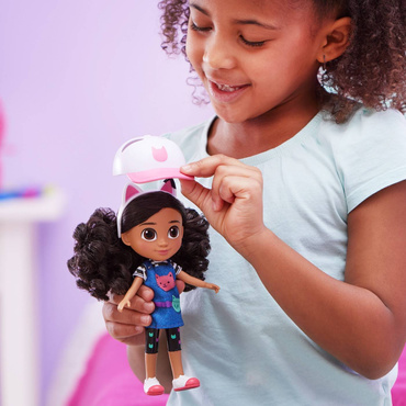 KOCI DOMEK GABI LALKA PODRÓŻNICZKA KOCIE USZY CZAPKA GABBY'S DOLLHOUSE