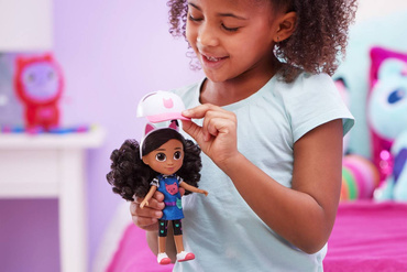 KOCI DOMEK GABI LALKA PODRÓŻNICZKA KOCIE USZY CZAPKA GABBY'S DOLLHOUSE